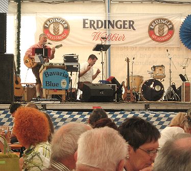 Oktoberfest im Festzelt in Denia, Spanien