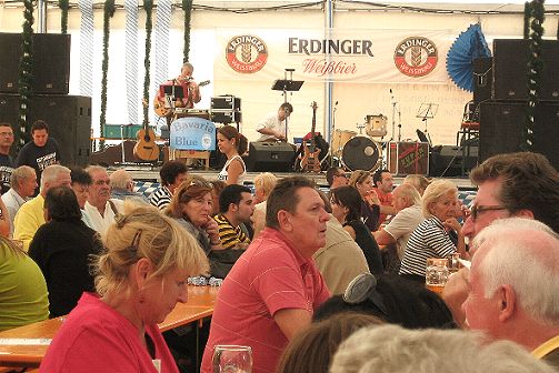 Ein-Mann-Band im Zelt auf dem Oktoberfest in Spanien